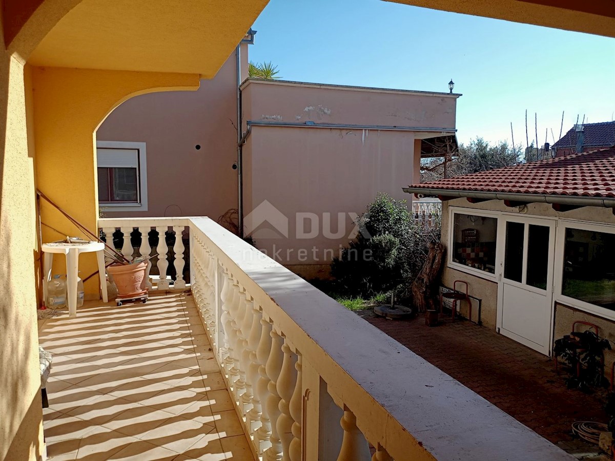PAKOŠTANE - Prostorna dvonadstropna hiša s tremi apartmaji