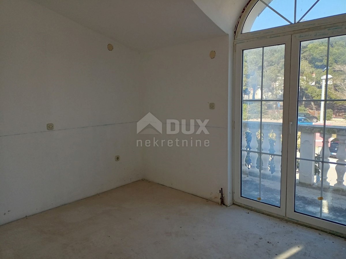 PAKOŠTANE - Prostorna dvonadstropna hiša s tremi apartmaji