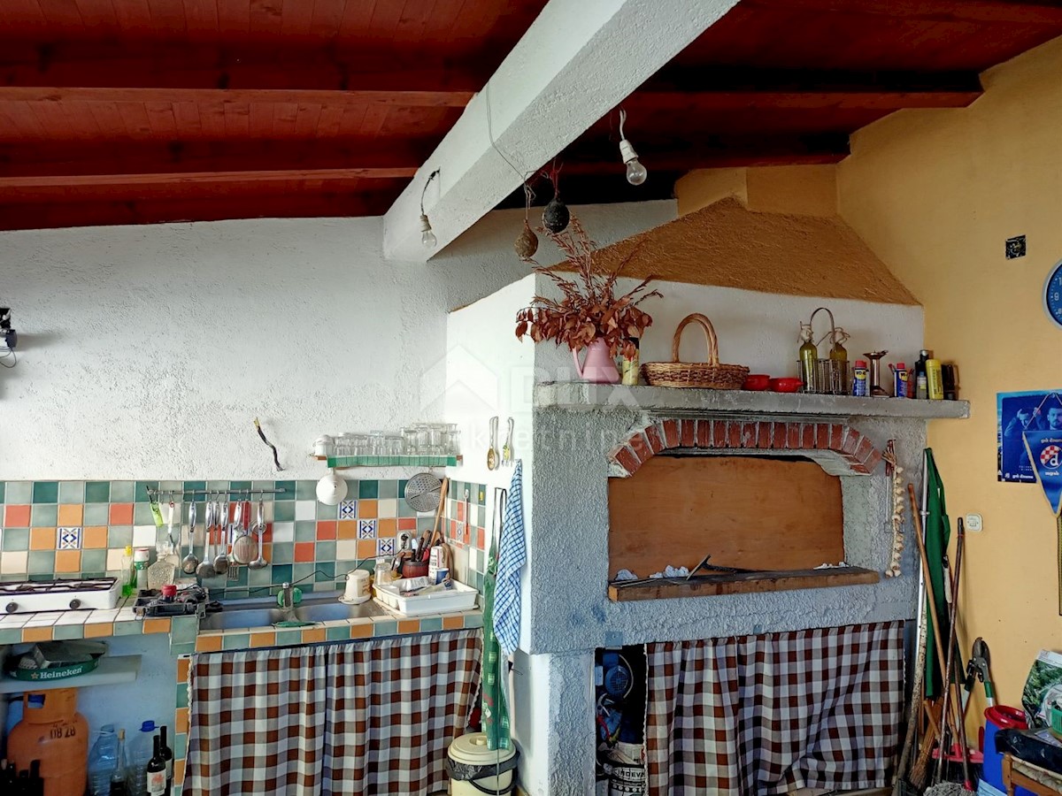 PAKOŠTANE - Prostorna dvonadstropna hiša s tremi apartmaji