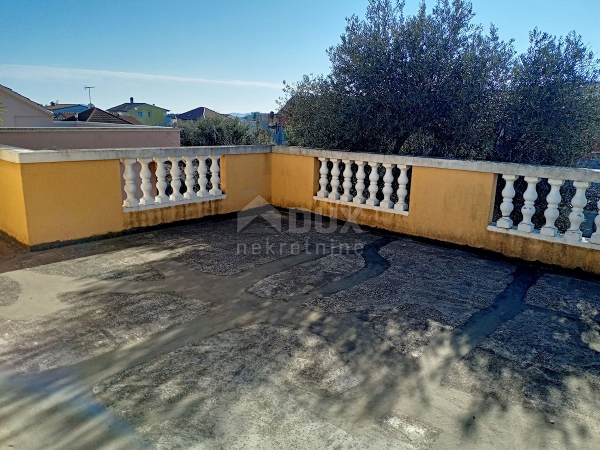 PAKOŠTANE - Prostorna dvonadstropna hiša s tremi apartmaji