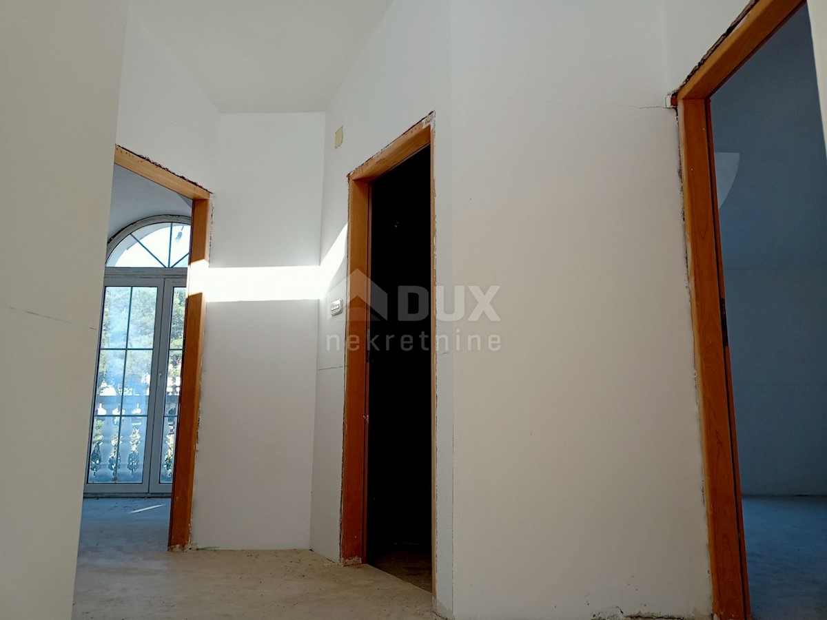 PAKOŠTANE - Prostorna dvonadstropna hiša s tremi apartmaji