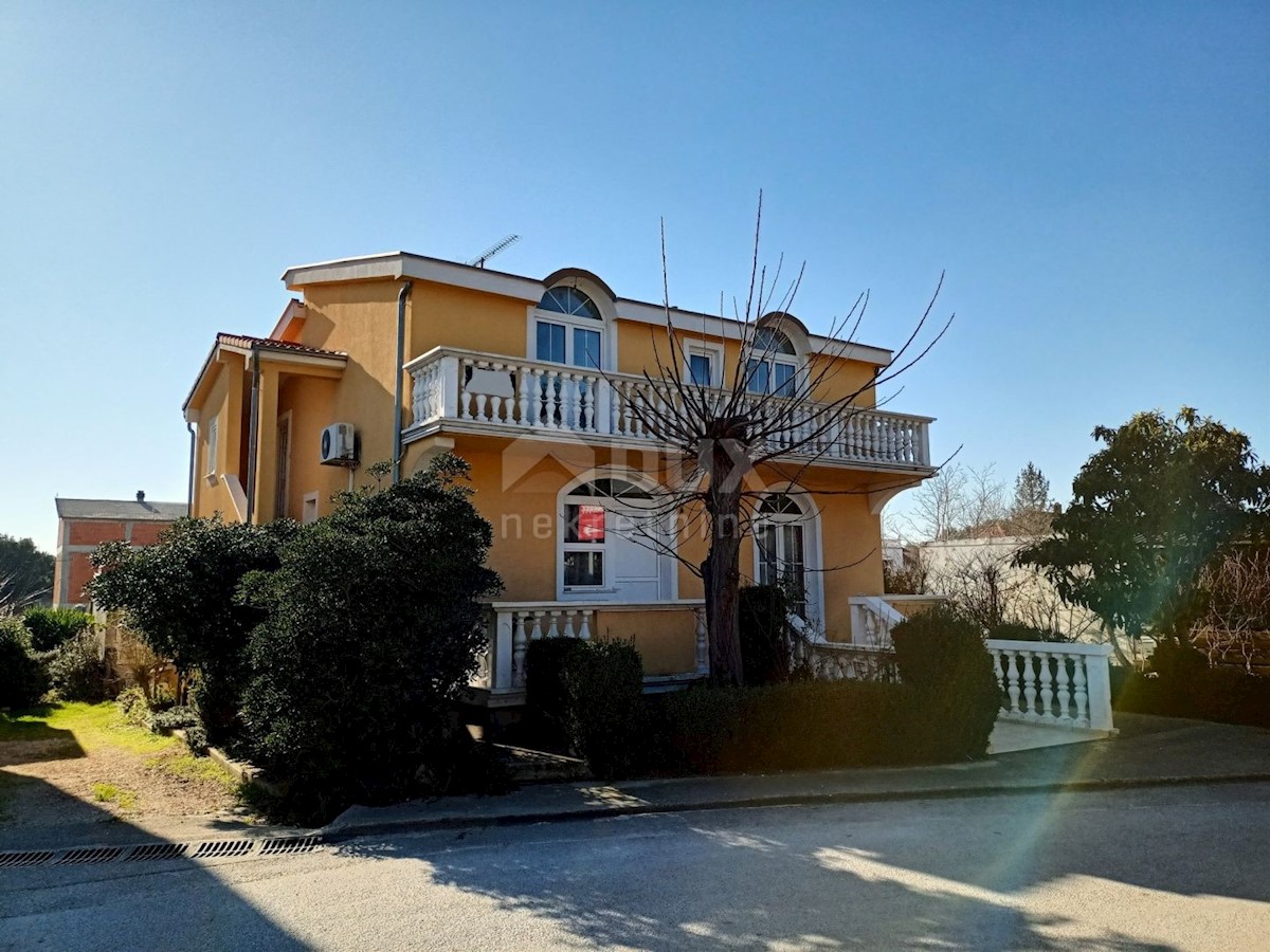 PAKOŠTANE - Prostorna dvonadstropna hiša s tremi apartmaji