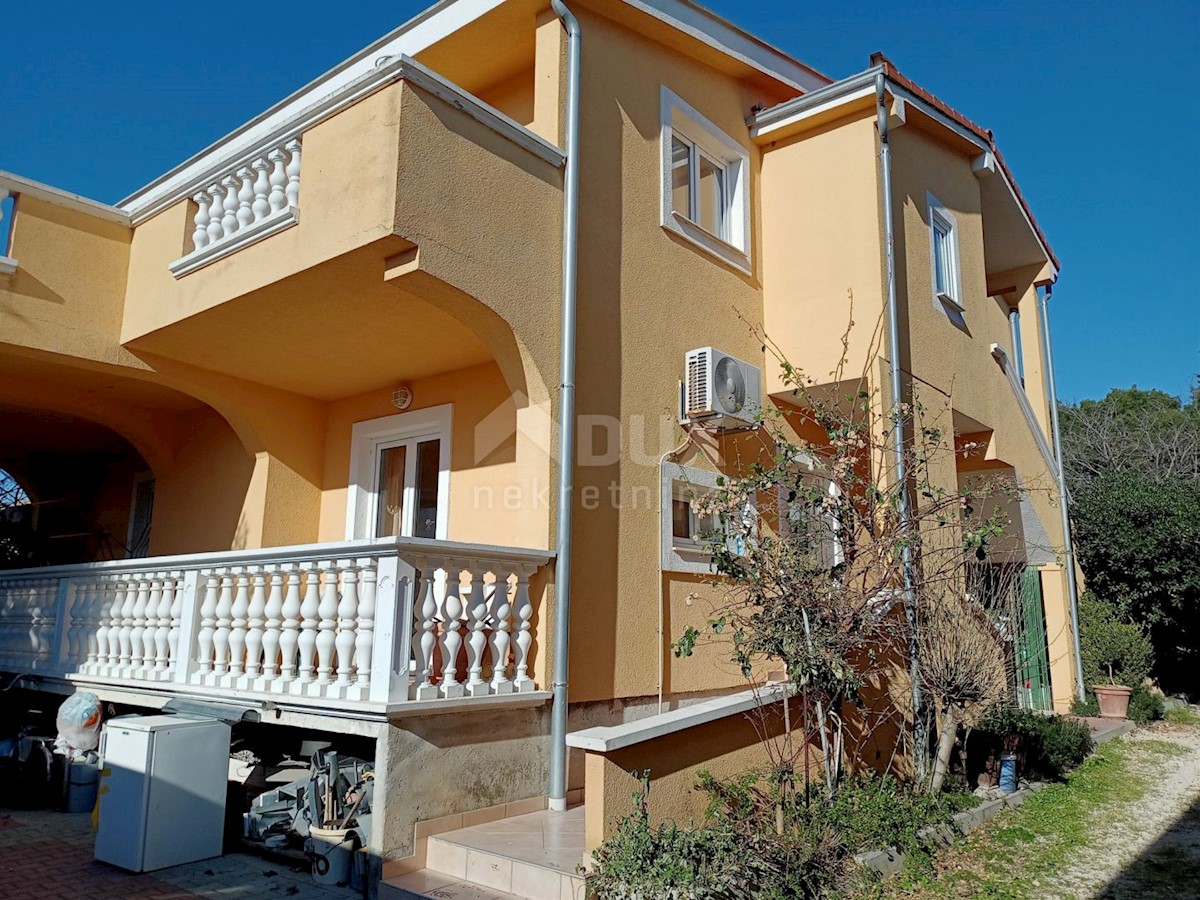 PAKOŠTANE - Prostorna dvonadstropna hiša s tremi apartmaji