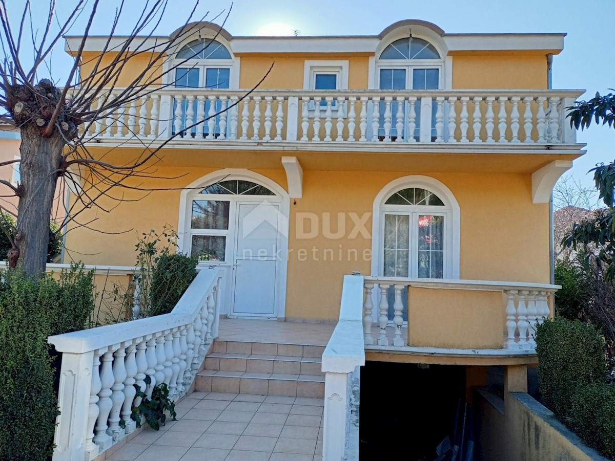 PAKOŠTANE - Prostorna dvonadstropna hiša s tremi apartmaji