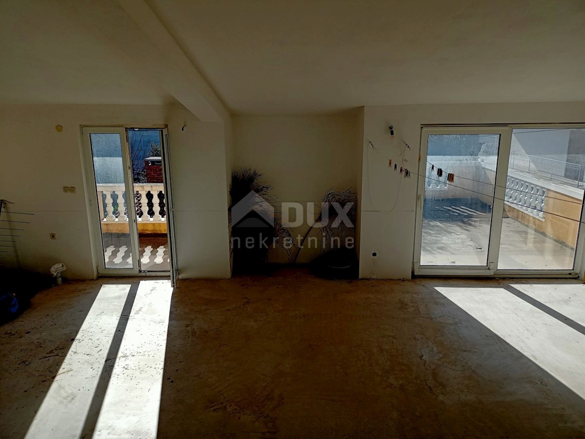 PAKOŠTANE - Prostorna dvonadstropna hiša s tremi apartmaji