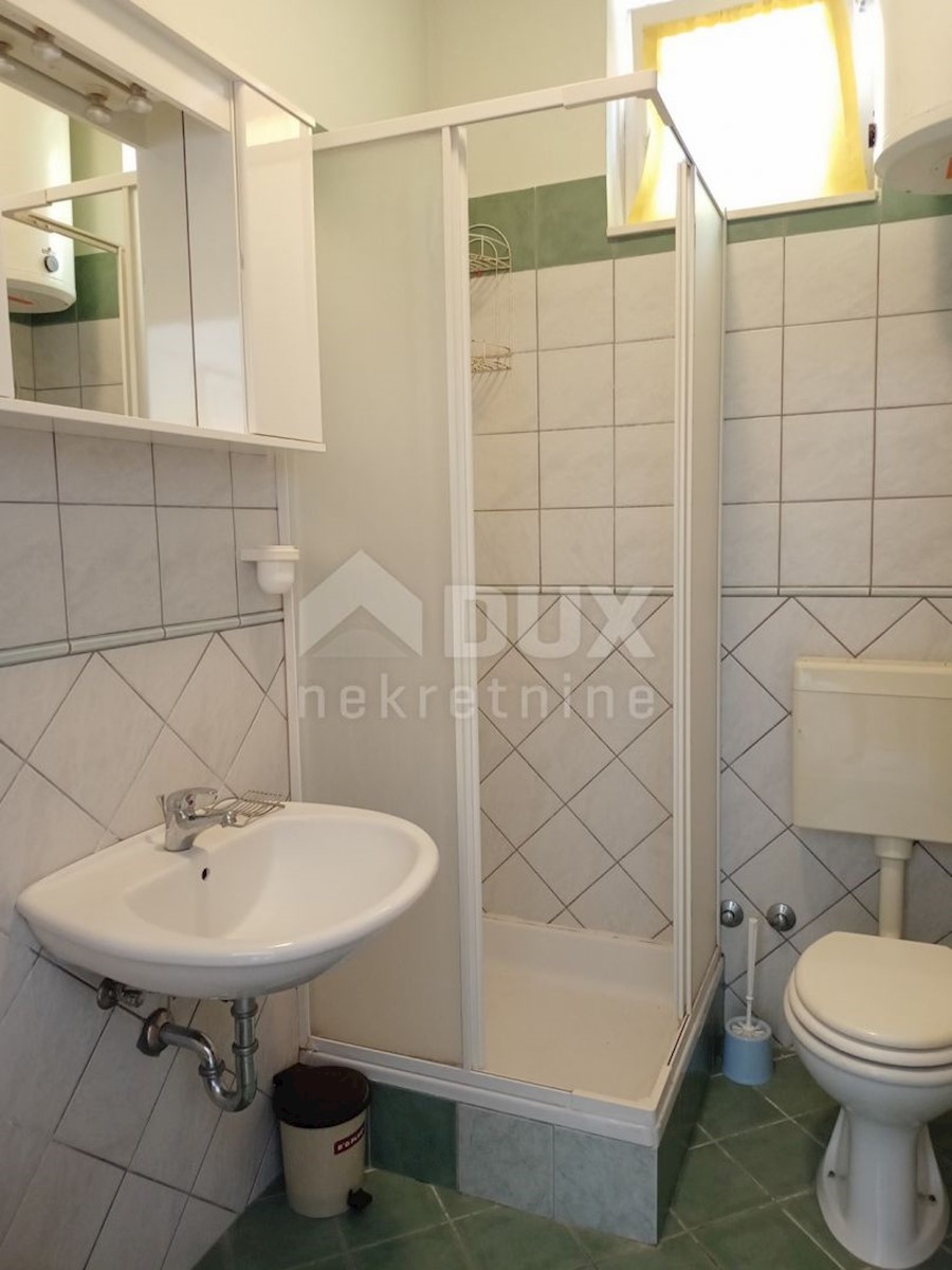 PAKOŠTANE - Prostorna dvonadstropna hiša s tremi apartmaji