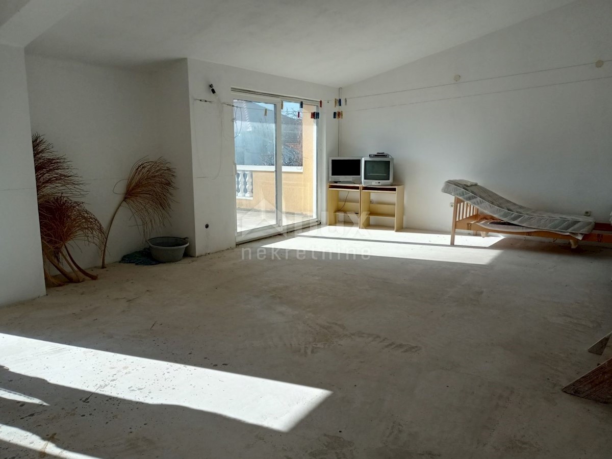 PAKOŠTANE - Prostorna dvonadstropna hiša s tremi apartmaji