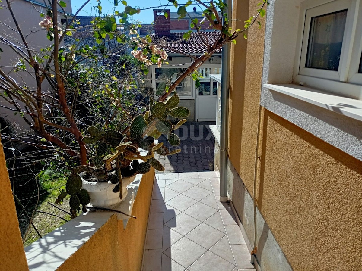 PAKOŠTANE - Prostorna dvonadstropna hiša s tremi apartmaji