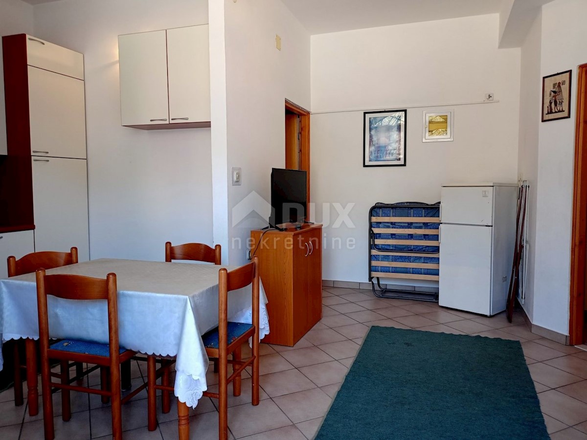 PAKOŠTANE - Prostorna dvonadstropna hiša s tremi apartmaji