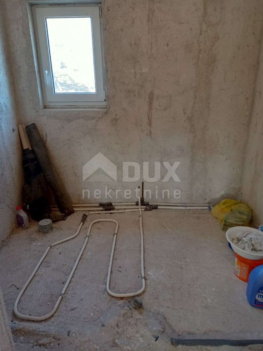 PAKOŠTANE - Prostorna dvonadstropna hiša s tremi apartmaji