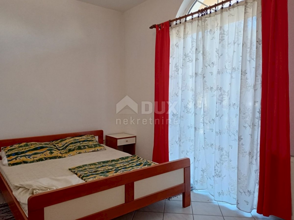 PAKOŠTANE - Prostorna dvonadstropna hiša s tremi apartmaji