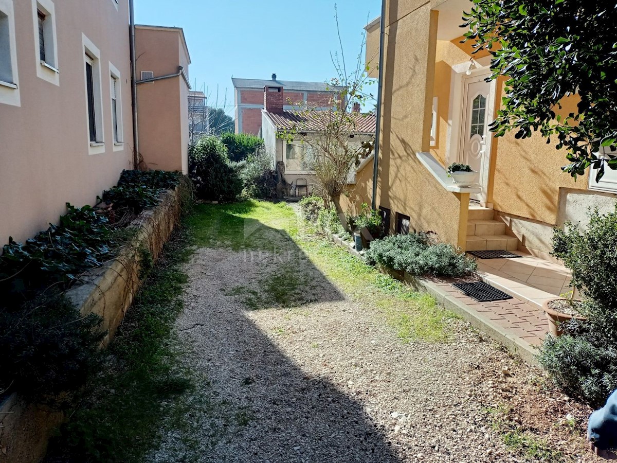 PAKOŠTANE - Prostorna dvonadstropna hiša s tremi apartmaji