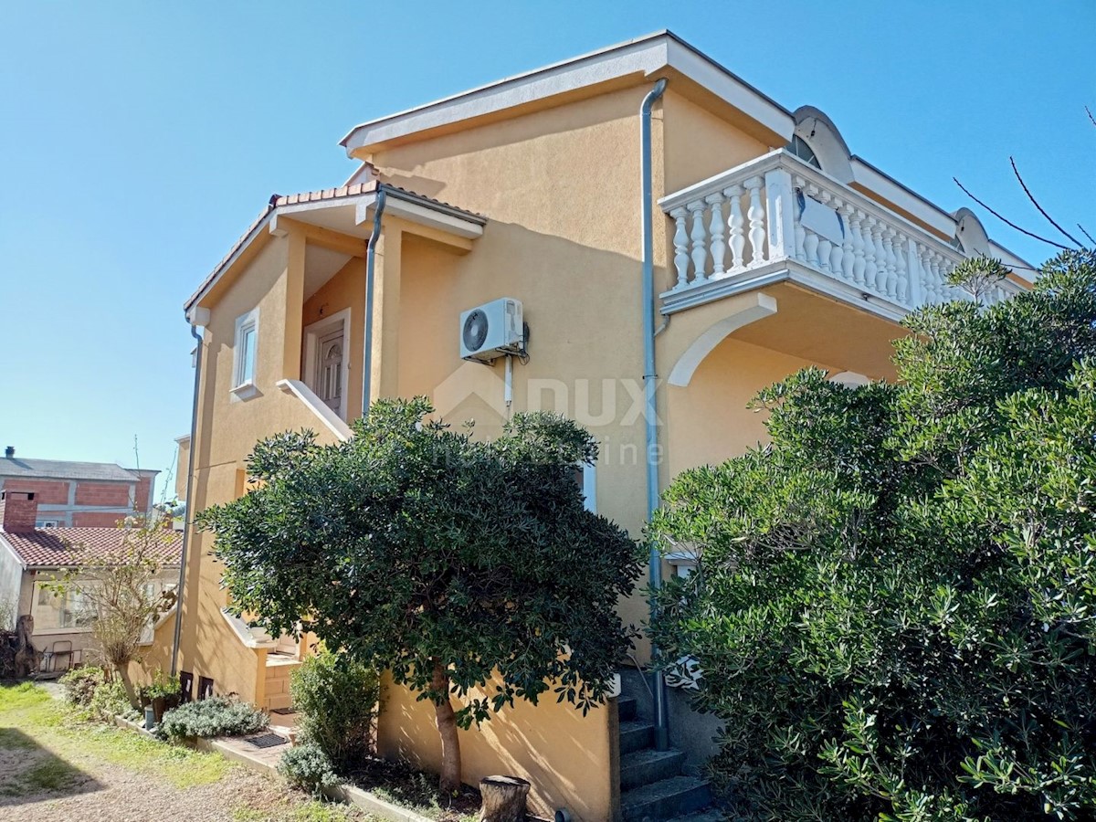 PAKOŠTANE - Prostorna dvonadstropna hiša s tremi apartmaji
