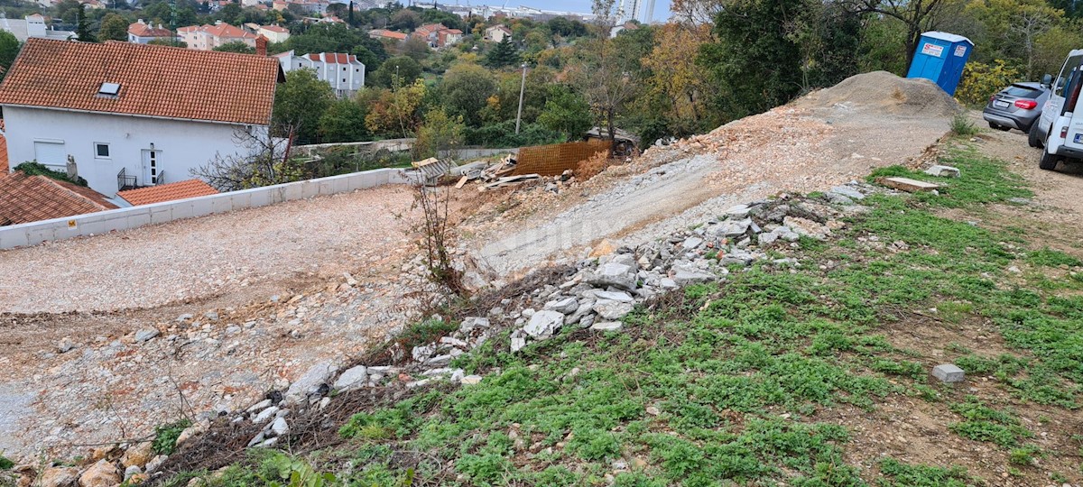 RIJEKA, KOZALA, BRAŠĆINE - gradbeno zemljišče 1800m2 s pogledom na morje za stanovanjsko gradnjo/vilo