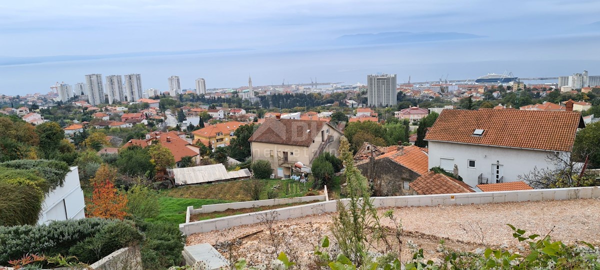 RIJEKA, KOZALA, BRAŠĆINE - gradbeno zemljišče 1800m2 s pogledom na morje za stanovanjsko gradnjo/vilo