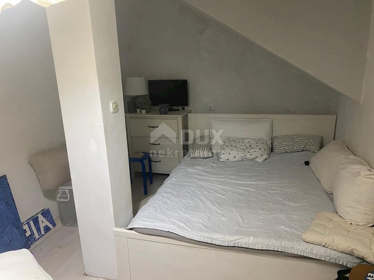 OTOK KRK, NJIVICE - Etaža hiše v prvem nadstropju z dvema apartmajema