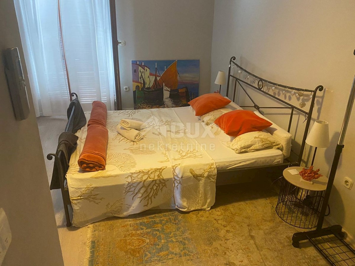 OTOK KRK, NJIVICE - Etaža hiše v prvem nadstropju z dvema apartmajema