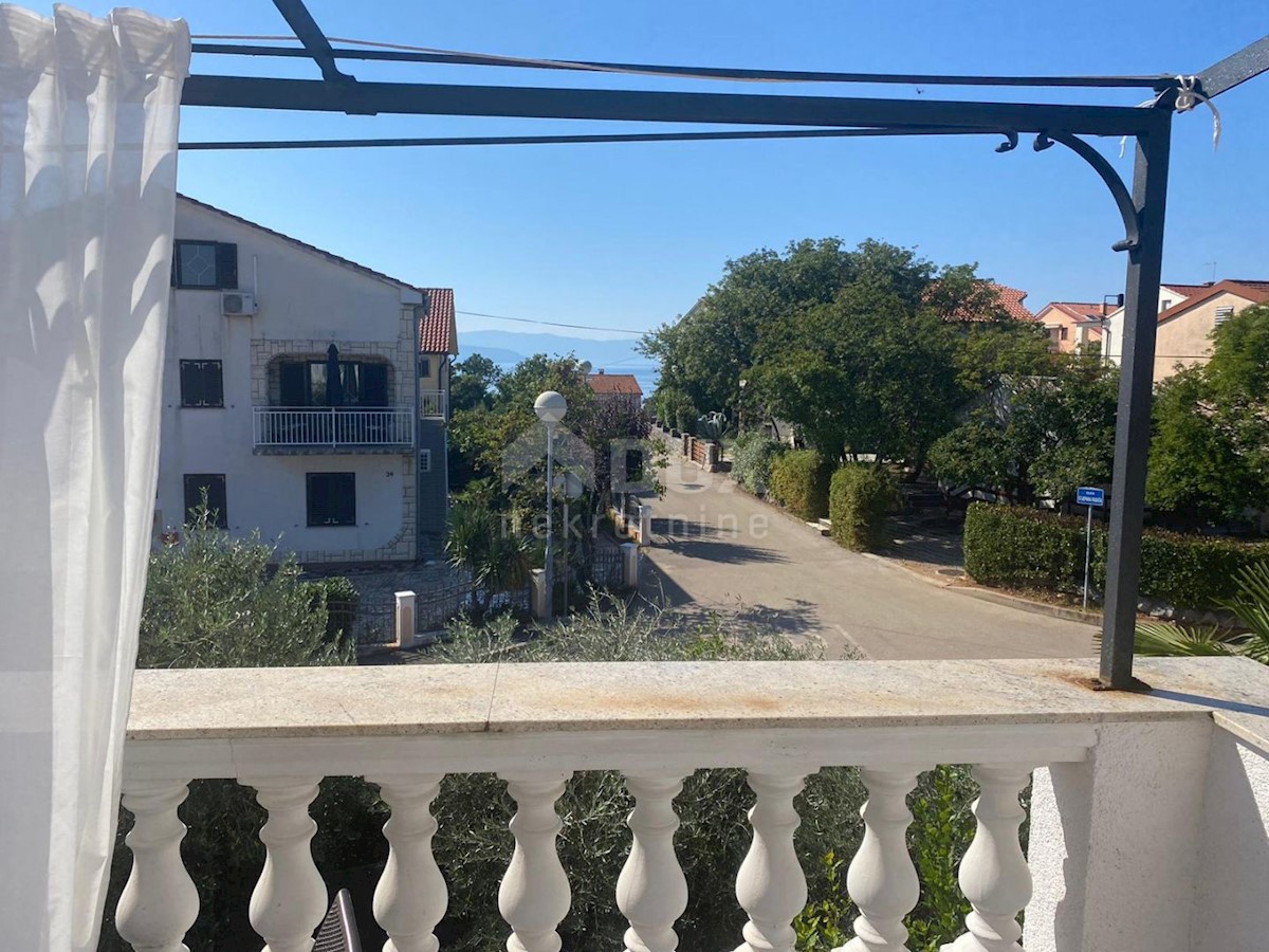 OTOK KRK, NJIVICE - Etaža hiše v prvem nadstropju z dvema apartmajema