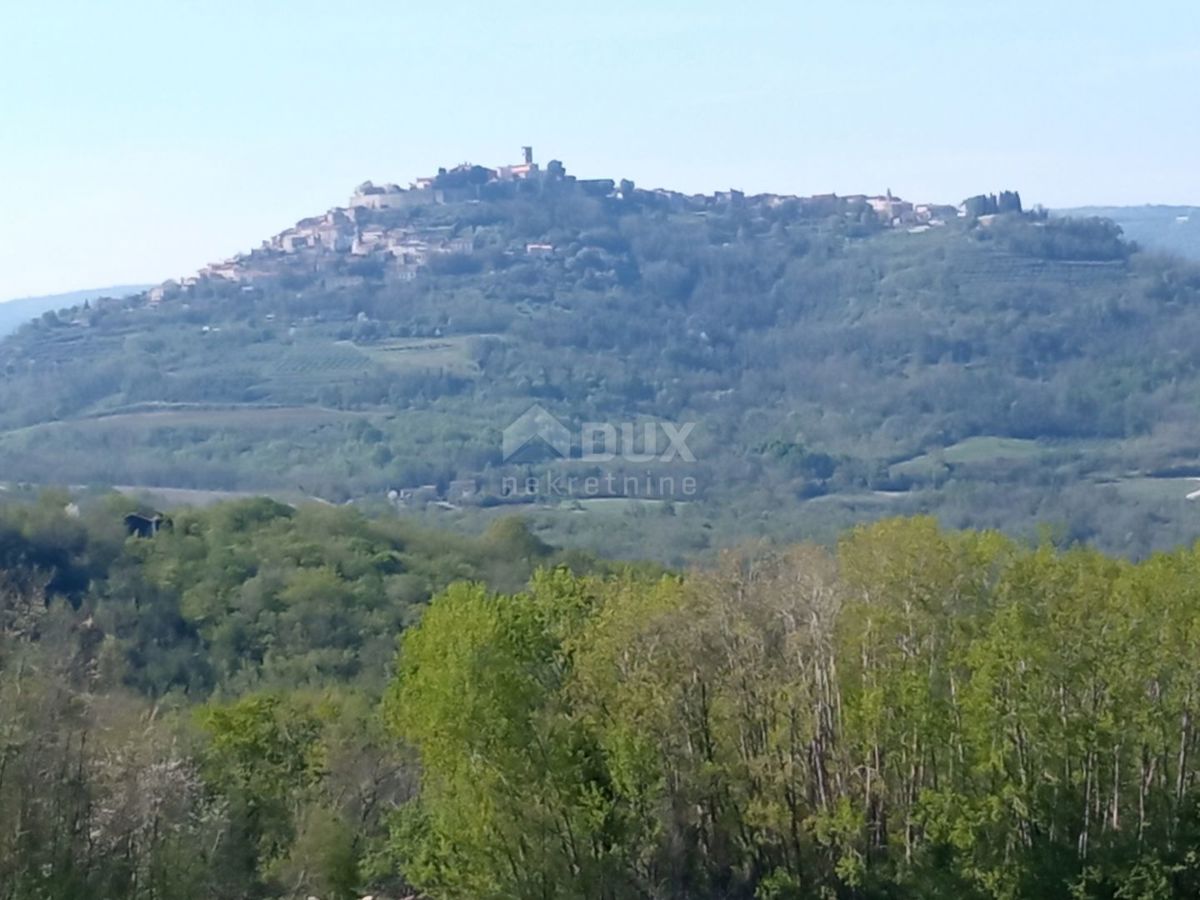 ISTRA, MOTOVUN, OKOLICA - Kompleks gradbenih in kmetijskih zemljišč na samoti s pogledom na Motovun