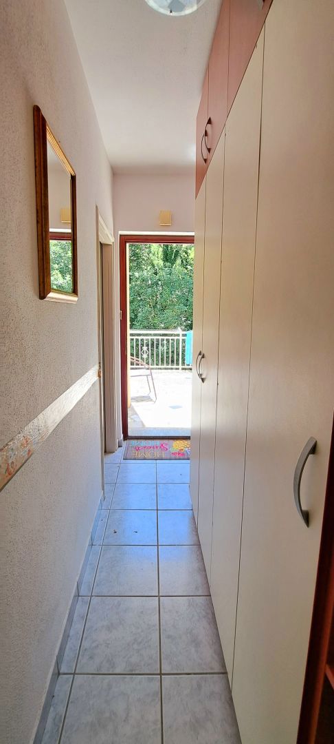 OTOK KRK, MALINSKA - lep enosoben apartma 350 m od morja