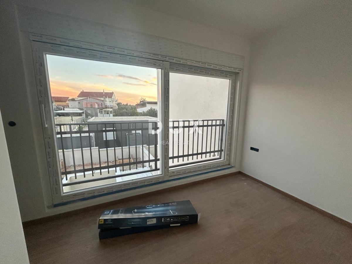 ŠIBENIK, PIROVAC - Moderna dvojna hiša z bazenom v novogradnji