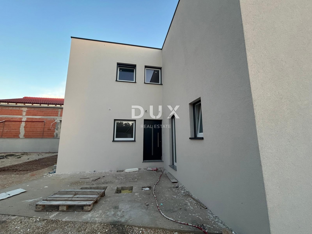 ŠIBENIK, PIROVAC - Moderna dvojna hiša z bazenom v novogradnji