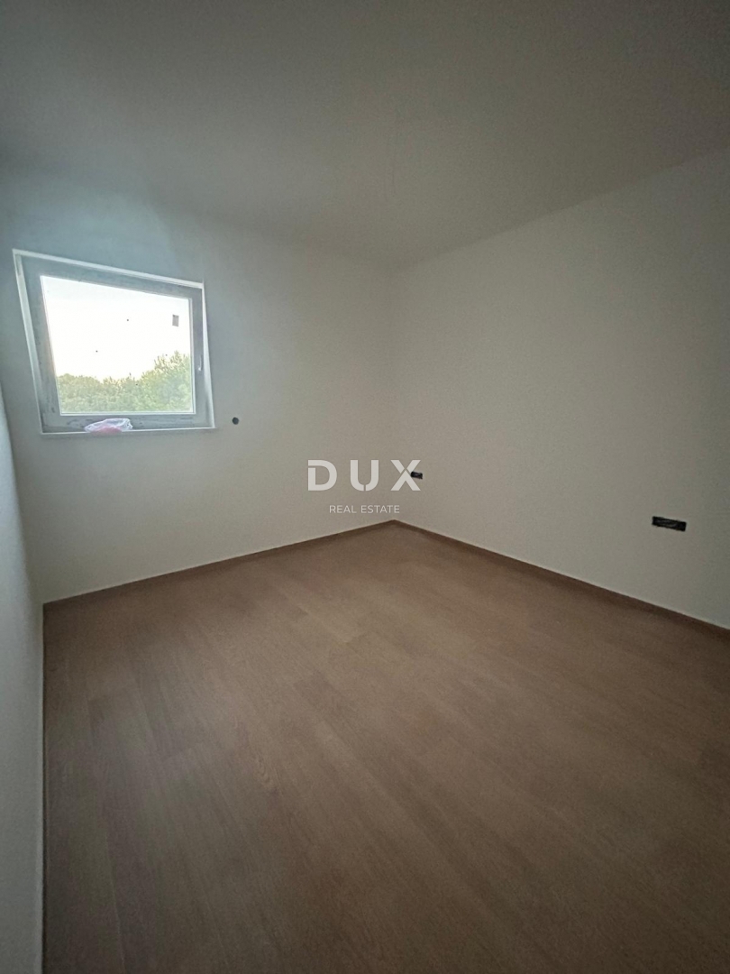 ŠIBENIK, PIROVAC - Moderna dvojna hiša z bazenom v novogradnji