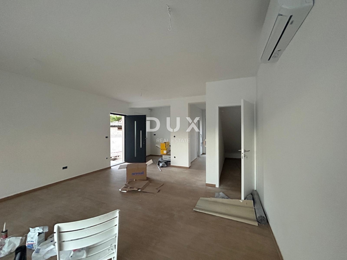 ŠIBENIK, PIROVAC - Moderna dvojna hiša z bazenom v novogradnji