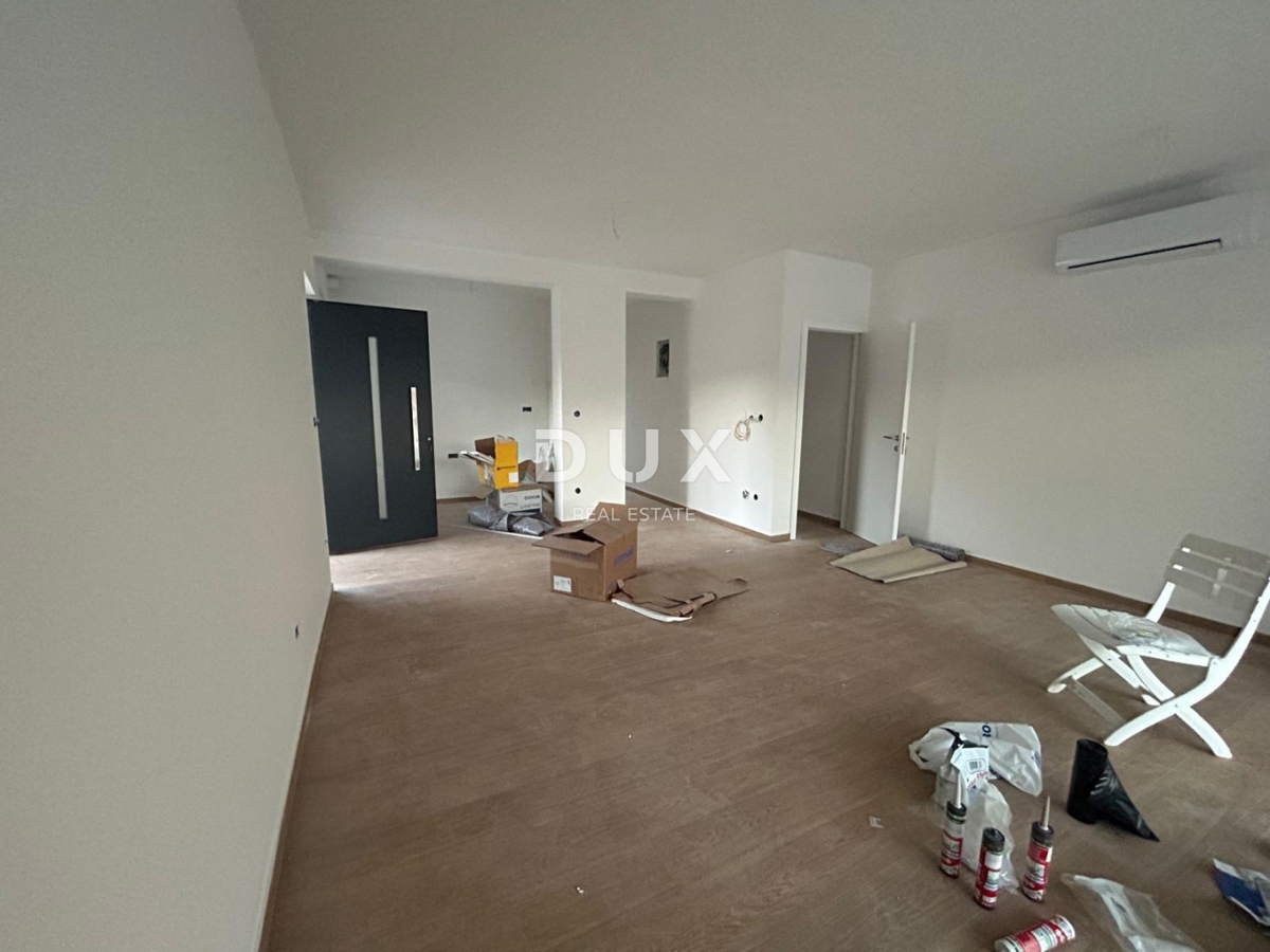 ŠIBENIK, PIROVAC - Moderna dvojna hiša z bazenom v novogradnji