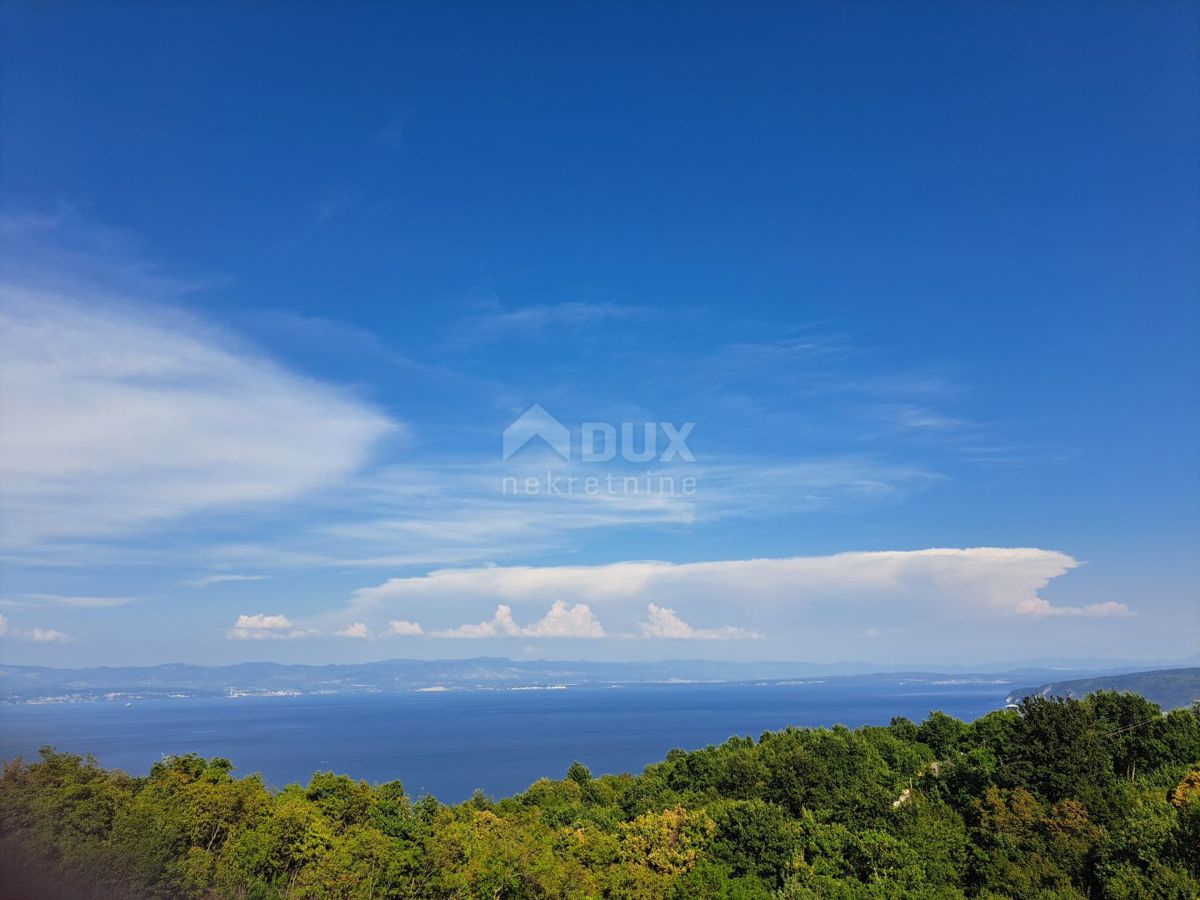 OPATIJA, MOŠĆENIČKA DRAGA - reprezentativno gradbeno zemljišče 2139 m2 za gradnjo do treh družinskih vil, hiše za najem - počitniški z bazenom