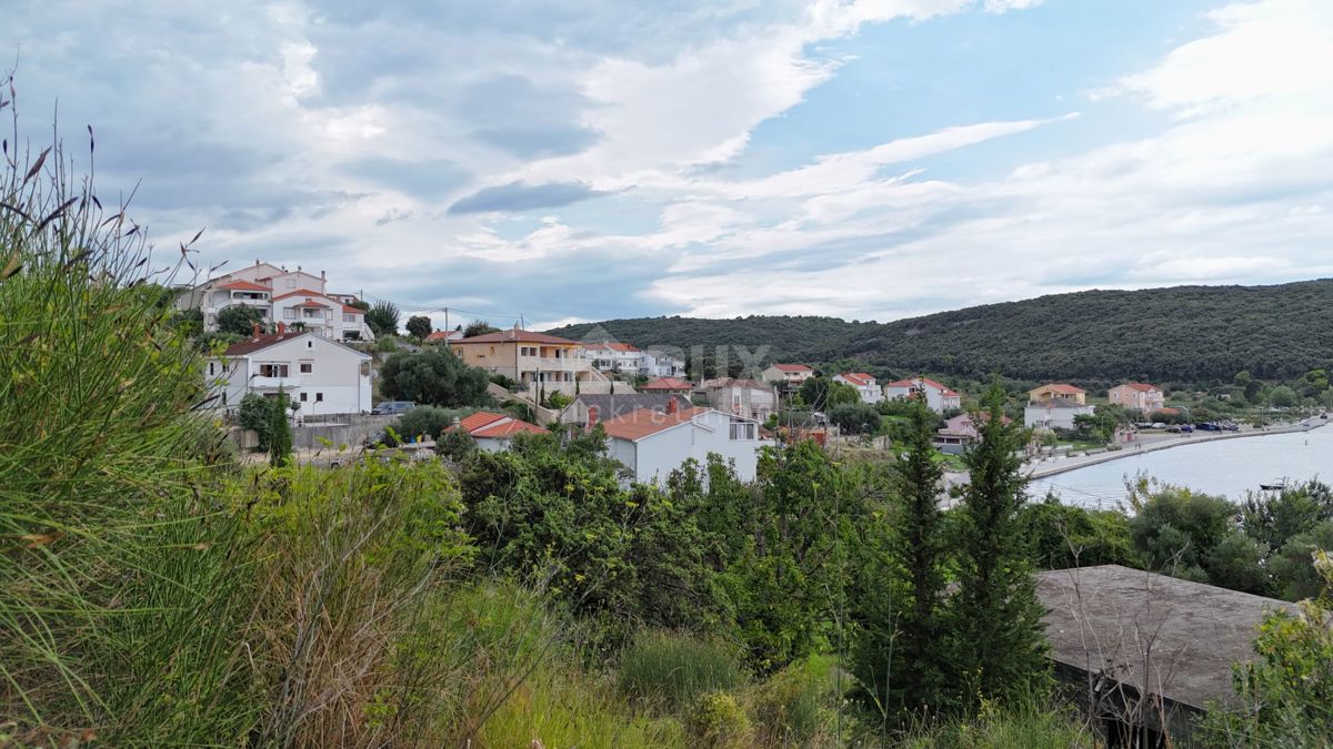 OTOK RAB, KAMPOR - zazidljivo zemljišče 2850 m2 ob morju