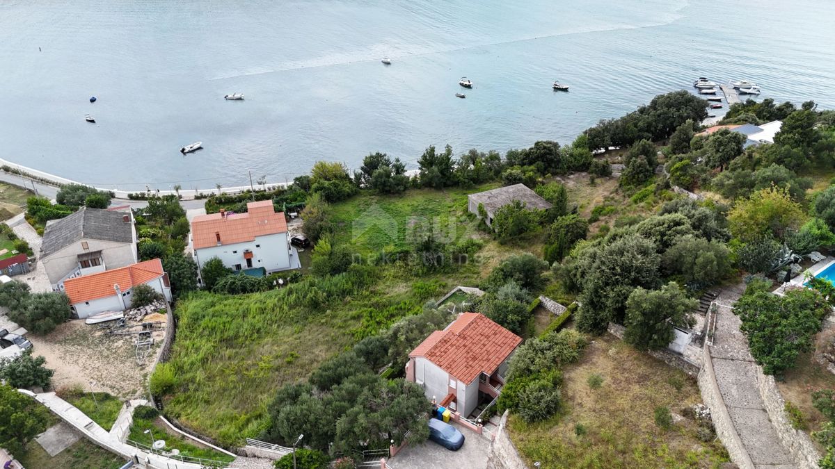 OTOK RAB, KAMPOR - zazidljivo zemljišče 2850 m2 ob morju