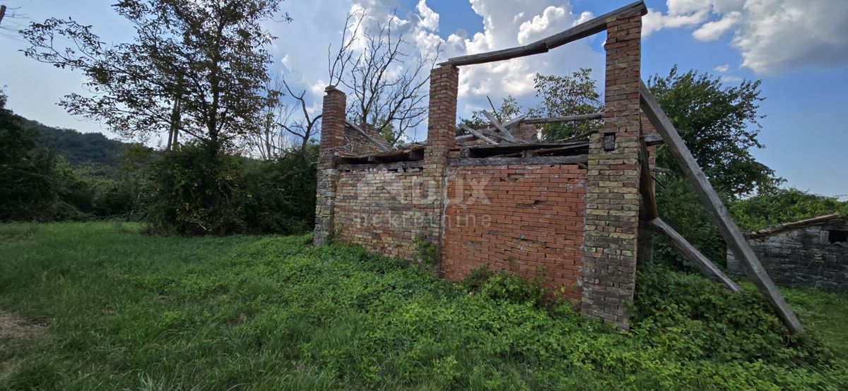 ISTRA, CEROVLJE - Zemljišče z uničeno stavbo