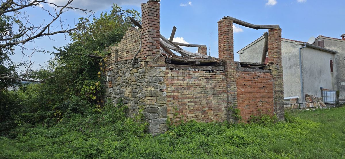 ISTRA, CEROVLJE - Zemljišče z uničeno stavbo