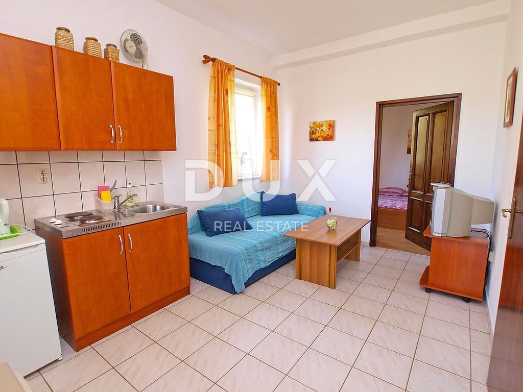 ISTRA, FAŽANA - Nadstropje hiše s 4 apartmaji in vrtom - 500 m OD MORJA!!