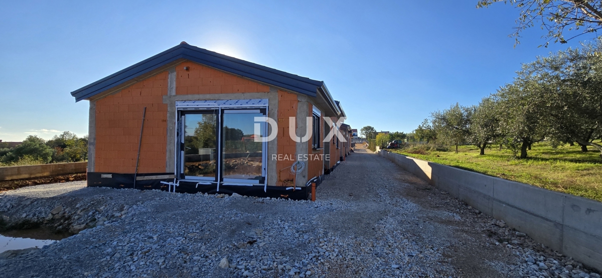 ISTRA, KAŠTELIR - Tri enonadstropne hiše z bazenom, novogradnja