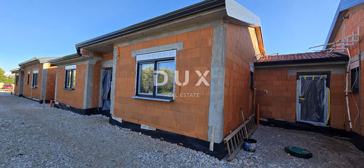 ISTRA, KAŠTELIR - Tri enonadstropne hiše z bazenom, novogradnja