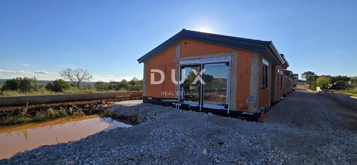 ISTRA, KAŠTELIR - Tri enonadstropne hiše z bazenom, novogradnja