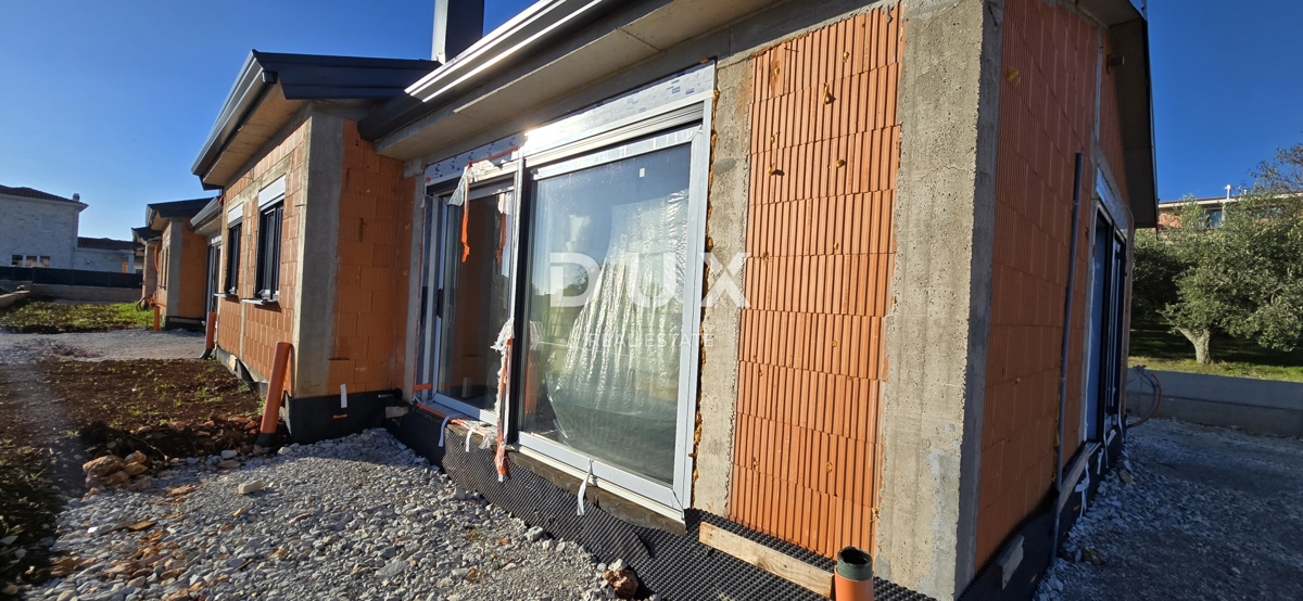 ISTRA, KAŠTELIR - Tri enonadstropne hiše z bazenom, novogradnja