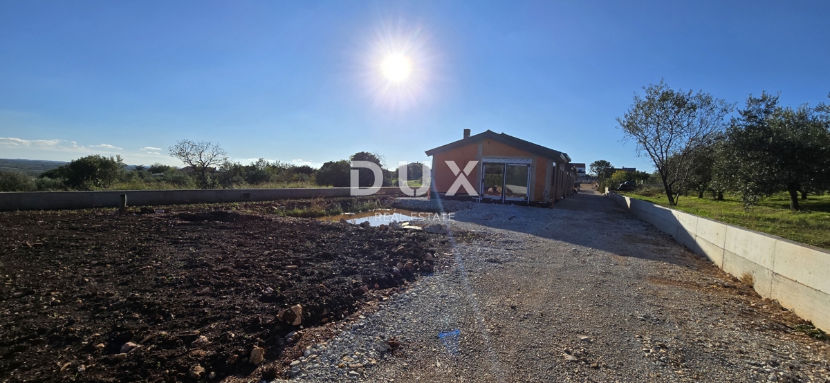 ISTRA, KAŠTELIR - Tri enonadstropne hiše z bazenom, novogradnja