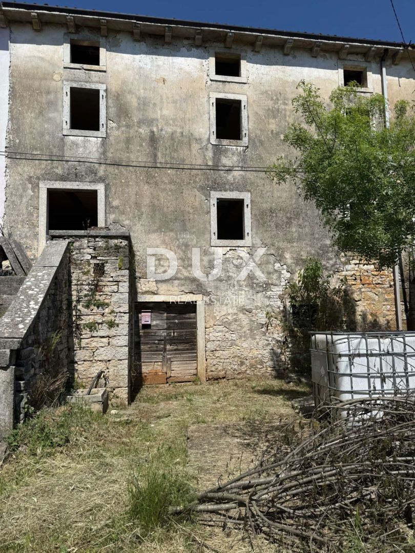 ISTRA, GROŽNJAN - Avtentična istrska hiša z dodatnim gradbiščem