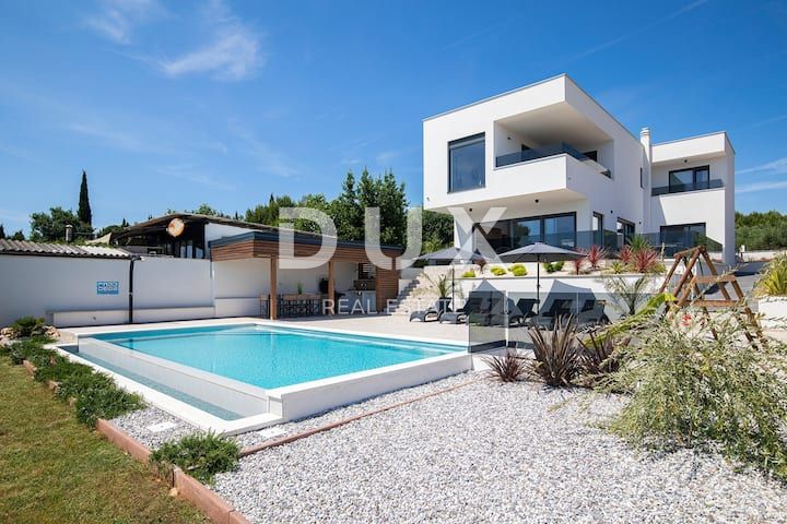 ISTRA, POMER - Moderna vila z edinstvenim panoramskim pogledom na morje