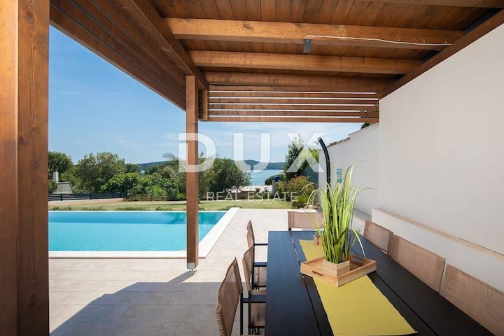 ISTRA, POMER - Moderna vila z edinstvenim panoramskim pogledom na morje