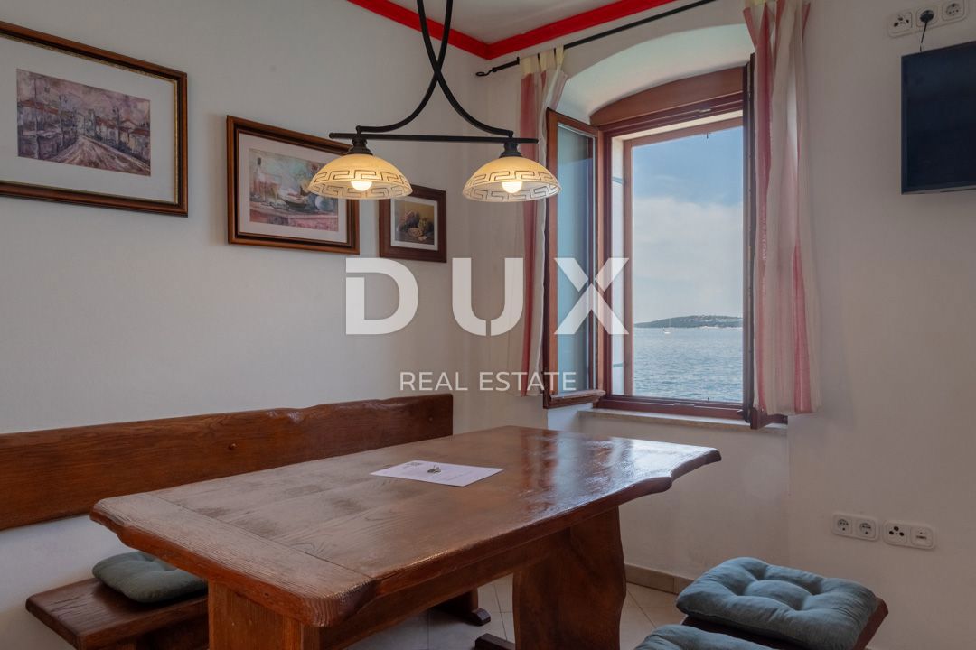 ISTRA, ROVINJ - Stanovanje z 2 spalnicama in 1 kopalnico v prvi vrsti ob morju z zasebno plažo
