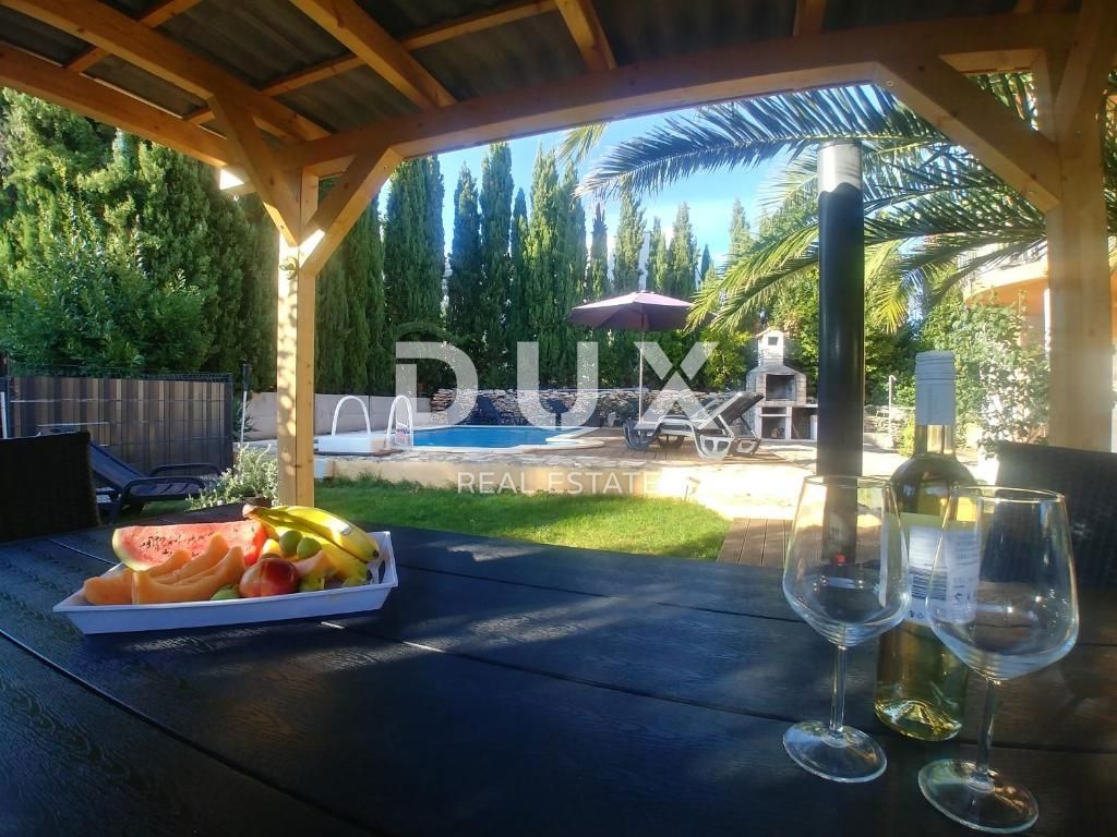 ISTRA, MEDULIN – stanovanje z 2 spalnicama in 1 kopalnico, pogledom na morje in skupnim bazenom, le 300 m od obale!