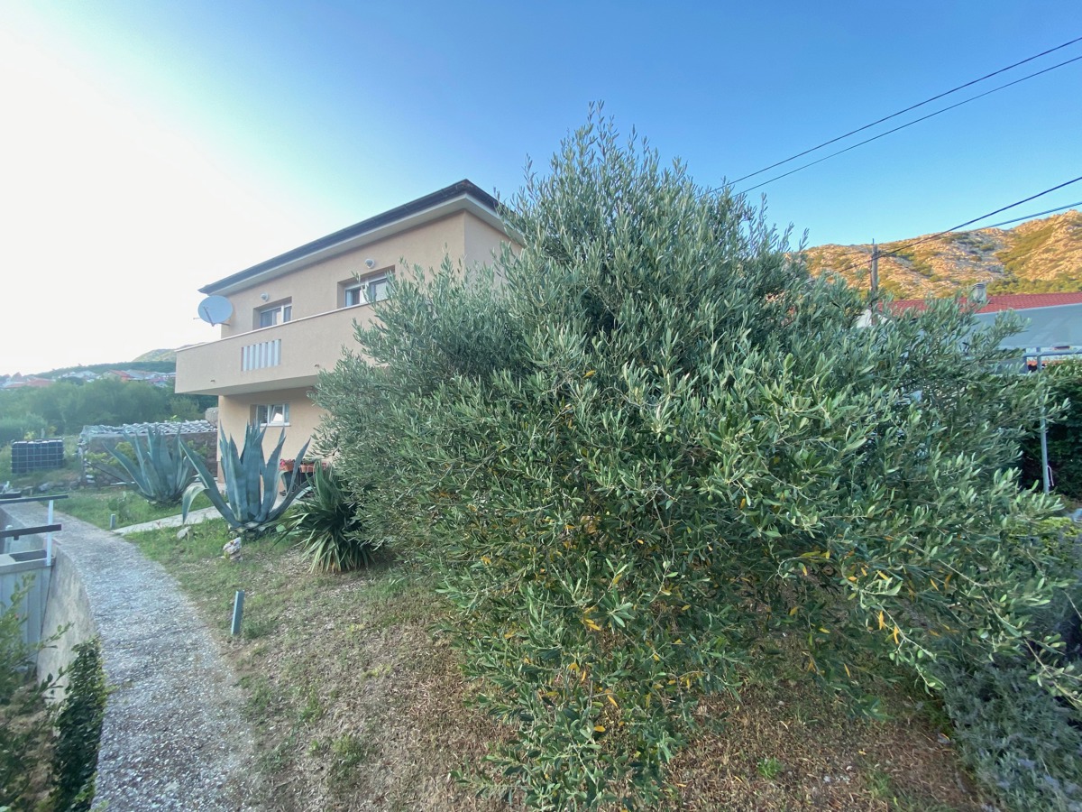 OTOK KRK, BAŠKA, DRAGA BAŠĆANSKA - samostojna hiša z dvema apartmajema in velikim vrtom! PRILOŽNOST!