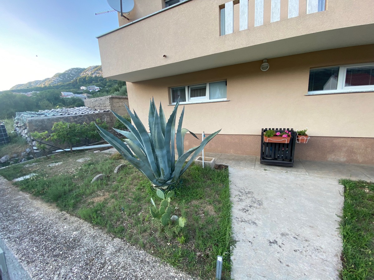 OTOK KRK, BAŠKA, DRAGA BAŠĆANSKA - samostojna hiša z dvema apartmajema in velikim vrtom! PRILOŽNOST!
