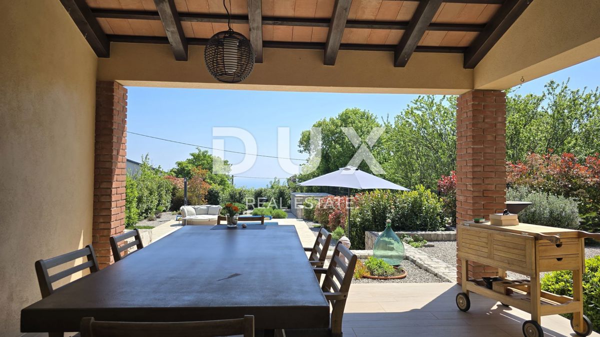ISTRA, LABIN - Mediteranska kamnita hiša z bazenom in fantastičnim pogledom na morje