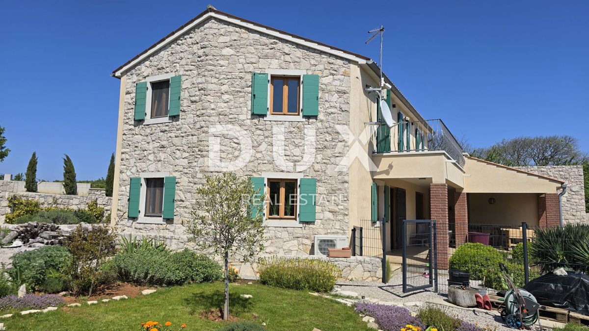 ISTRA, LABIN - Mediteranska kamnita hiša z bazenom in fantastičnim pogledom na morje
