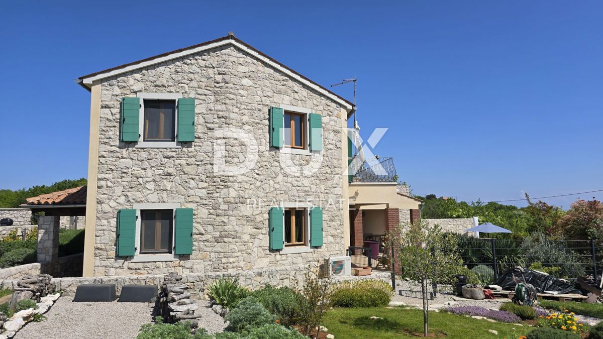 ISTRA, LABIN - Mediteranska kamnita hiša z bazenom in fantastičnim pogledom na morje